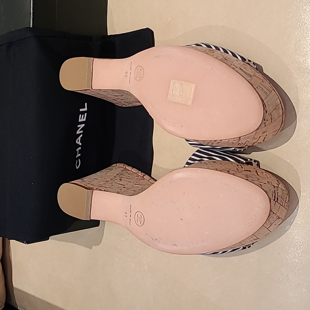 👡👡👡CHANEL New Cork Slides with Patent Logo. Stunning. - Picture 6 of 8